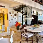 By Calamari Homes - El Porvenir 402 Walled City