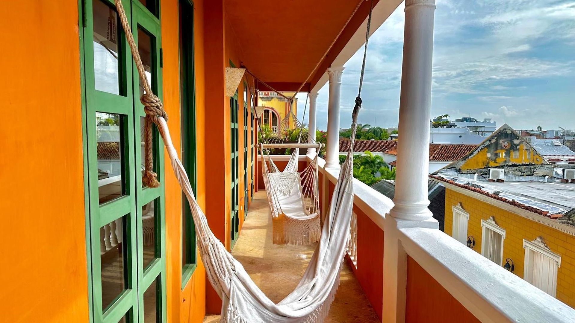By Calamari Homes - El Porvenir 402 Walled Apartment *