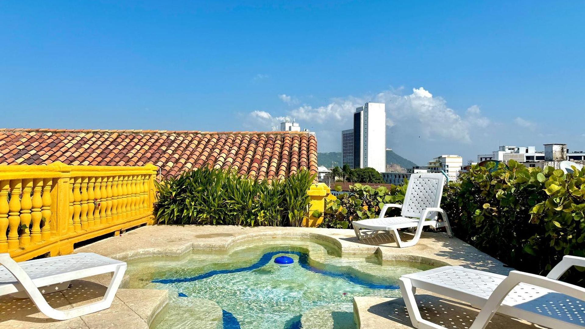 By Calamari Homes - El Porvenir 402 Walled Apartment